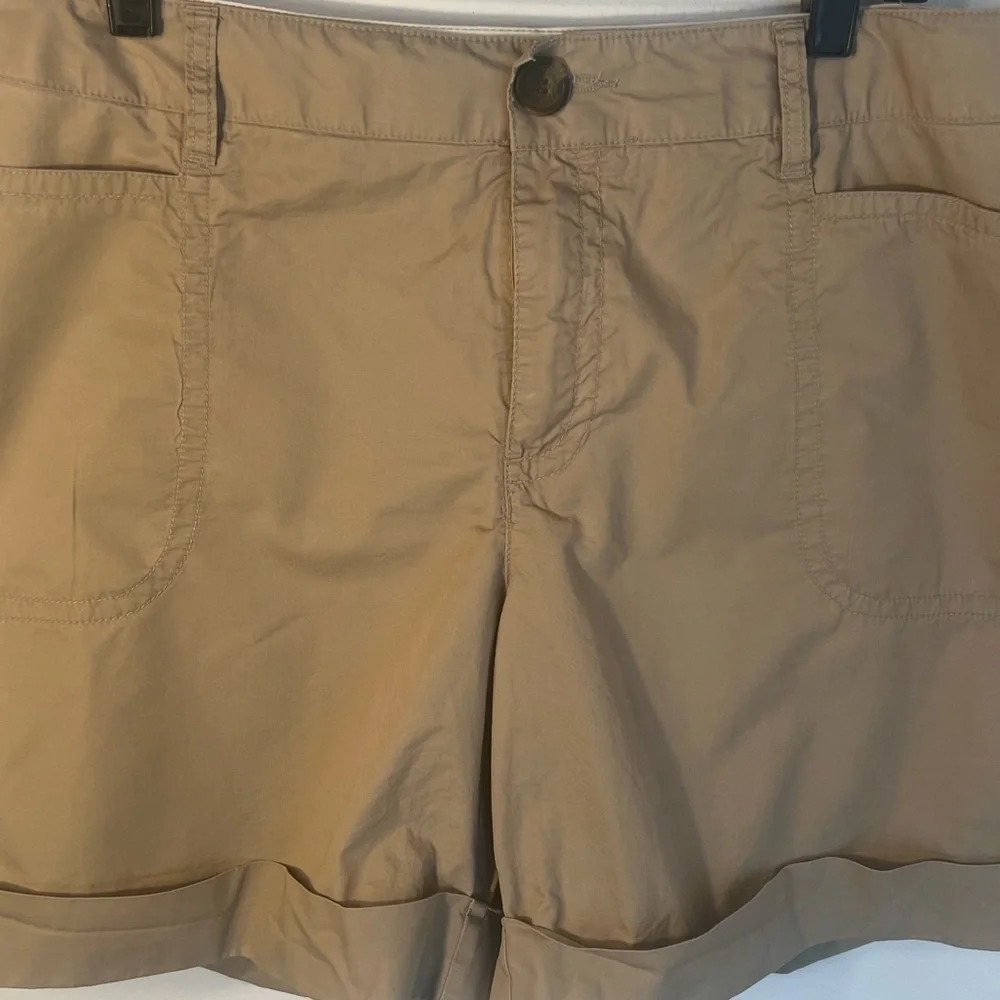 Liz Claiborne 16s sloane shorts. rear button pockets cuff hem with button, zip